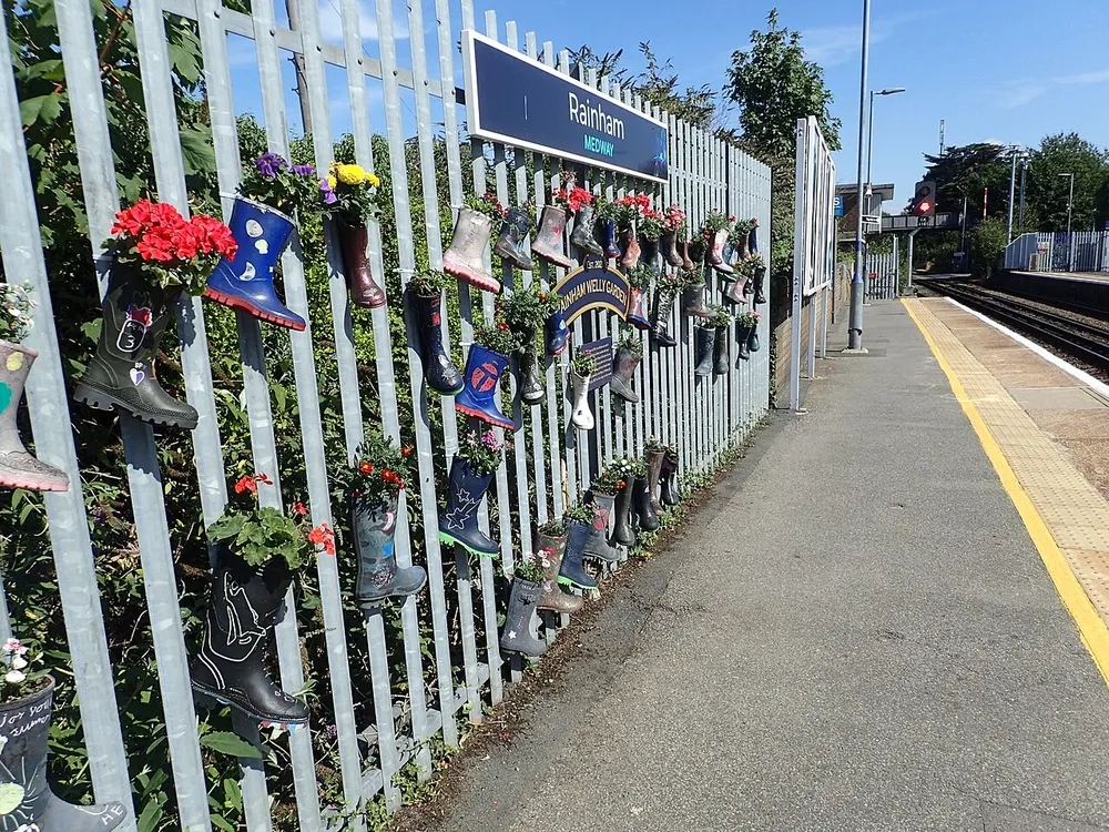 Rainham railway station (Kent), the local landmark of ME8